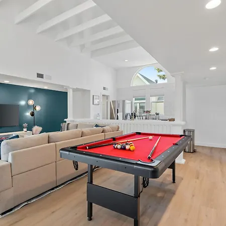 Luxurious Uptown Home - Mountain Views, Pool Table, Workspace, Parking!